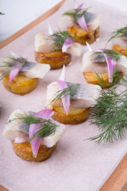 Patates ve dereotu ile tuzlu ham ringa balığı