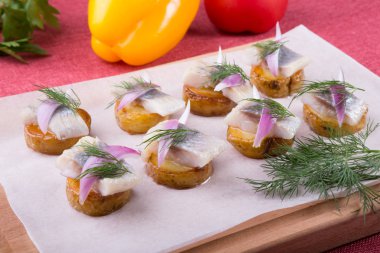 Patates ve dereotu ile tuzlu ham ringa balığı