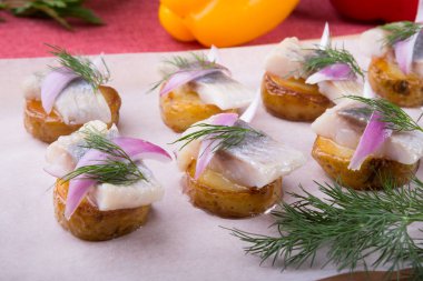 Patates ve dereotu ile tuzlu ham ringa balığı