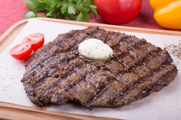 Filete preparado servido con mantequilla a bordo — Foto de Stock