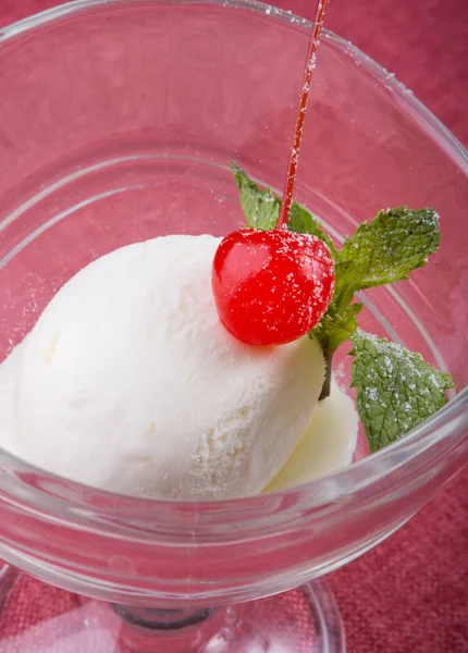 Миска з білого ванільного морозива — стокове фото