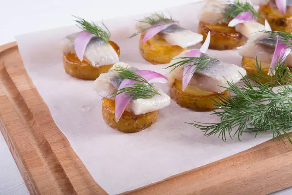 Patates ve dereotu ile tuzlu ham ringa balığı