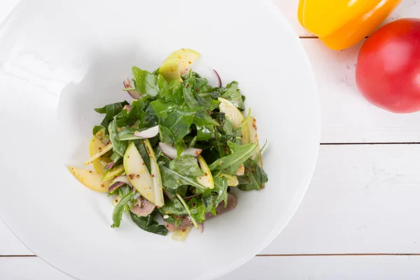 Sığır dili ve beyaz bir kase içinde elma yeşil Roka Salatası — Stok fotoğraf