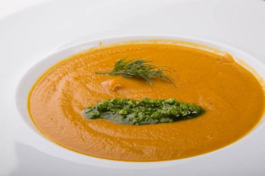 Turuncu çorba püre pesto sos ile