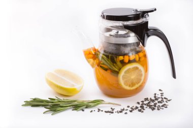 Çay maddesi ile beyaz backgrounf üzerinde Cam şeffaf çaydanlık