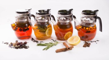 Çay maddesi ile beyaz backgrounf üzerinde Cam şeffaf çaydanlık