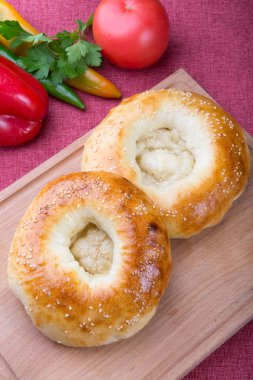 Fırında asya gözleme ahşap tahta üzerinde servis