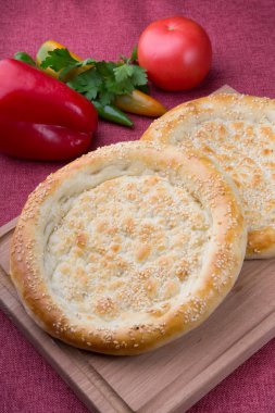 Fırında asya gözleme ahşap tahta üzerinde servis