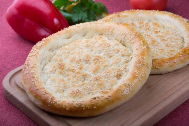 Fırında asya gözleme ahşap tahta üzerinde servis