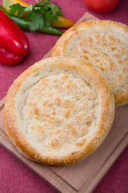 Fırında asya gözleme ahşap tahta üzerinde servis