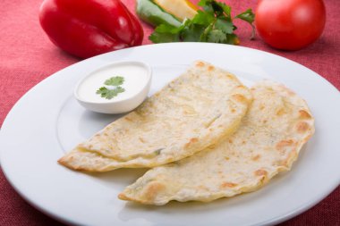 Kızarmış peynir veya et ile doldurulmuş asya hamur ekmek dolması