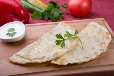 Kızarmış peynir veya et ile doldurulmuş asya hamur ekmek dolması