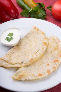 Kızarmış peynir veya et ile doldurulmuş asya hamur ekmek dolması