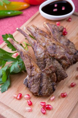 Kavrulmuş kuzu eti pirzola po ile servis, egranate