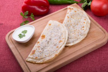 Kızarmış peynir veya et ile doldurulmuş asya hamur ekmek dolması