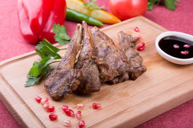 Kavrulmuş kuzu eti pirzola po ile servis, egranate