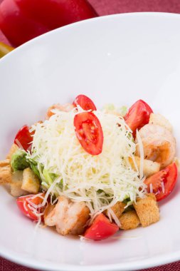 Izgara karides ile deniz ürünleri sezar salatası