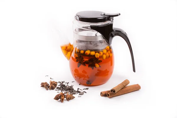 Szklany przezroczysty czajniczek na białym backgrounf z składnikiem herbaty — Zdjęcie stockowe