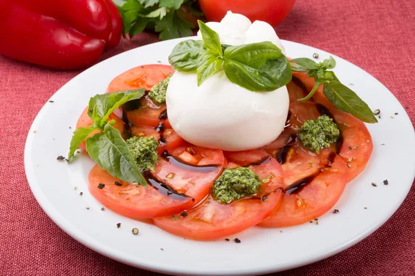 Bivalyburrata sajt frissen felszolgált nyers paradicsommal — Stock Fotó