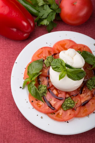 Bivalyburrata sajt frissen felszolgált nyers paradicsommal — Stock Fotó