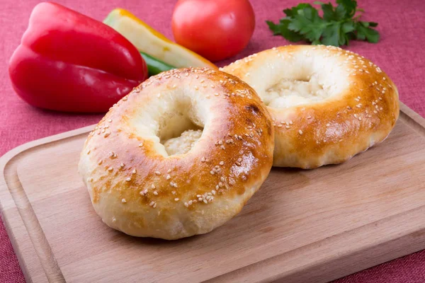 Gebakken Aziatische flatbread geserveerd op houten plank — Stockfoto