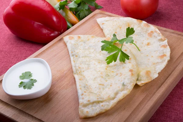 튀긴 박제 아시아 반죽 빵 과 박제 치즈 또는 고기 — 스톡 사진