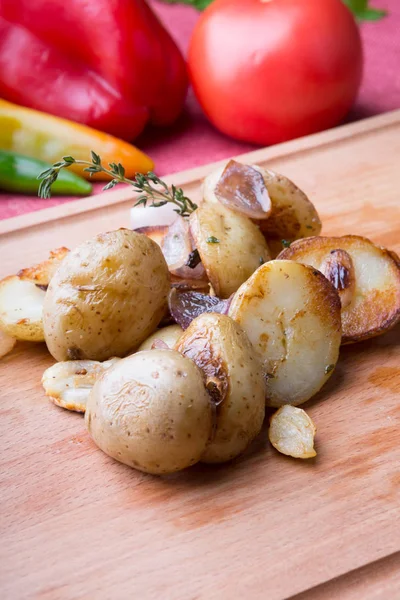 Kızarmış patates ahşap doğrama tahtasında servis — Stok fotoğraf