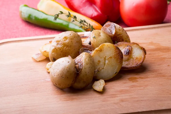 Kızarmış patates ahşap doğrama tahtasında servis — Stok fotoğraf