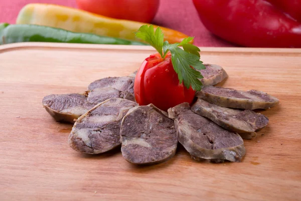 Rústico carne crua defumada fatiada na tábua de corte — Fotografia de Stock
