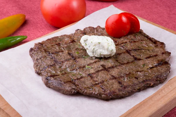 Filete de carne de caballo frito servido sobre tabla de madera — Foto de Stock