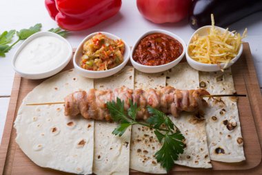 Tahta tahtada pişmiş tavuk kebabı