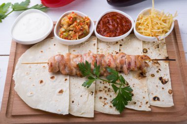 Tahta tahtada pişmiş tavuk kebabı