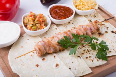 Tahta tahtada pişmiş tavuk kebabı