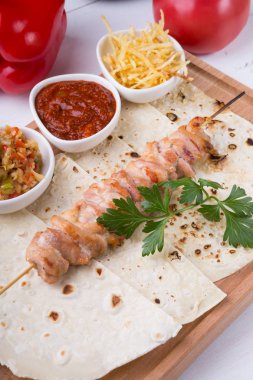 Tahta tahtada pişmiş tavuk kebabı