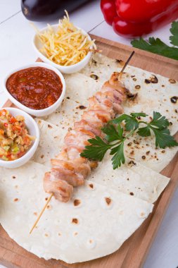 Tahta tahtada pişmiş tavuk kebabı