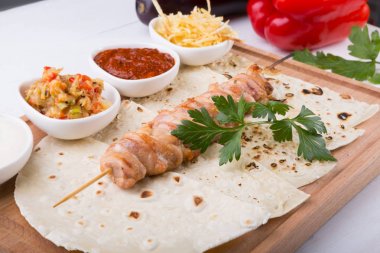 Tahta tahtada pişmiş tavuk kebabı