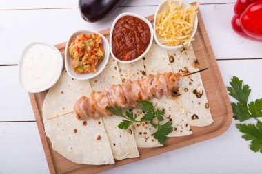 Tahta tahtada pişmiş tavuk kebabı