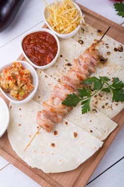 Tahta tahtada pişmiş tavuk kebabı