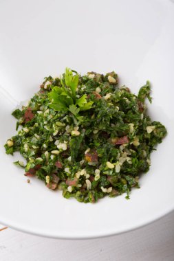 Lübnan tabbouleh meze salatası beyaz bir kapta servis