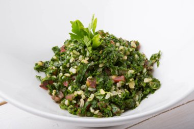 Lübnan tabbouleh meze salatası beyaz bir kapta servis