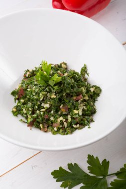 Lübnan tabbouleh meze salatası beyaz bir kapta servis