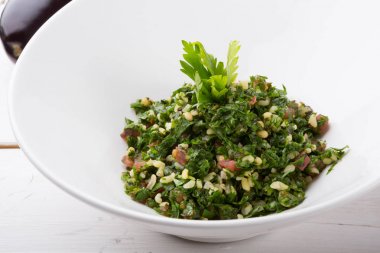 Lübnan tabbouleh meze salatası beyaz bir kapta servis