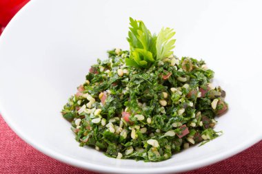 Lübnan tabbouleh meze salatası beyaz bir kapta servis