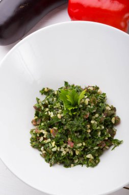 Lübnan tabbouleh meze salatası beyaz bir kapta servis