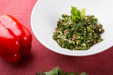 Lübnan tabbouleh meze salatası beyaz bir kapta servis