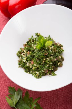 Lübnan tabbouleh meze salatası beyaz bir kapta servis