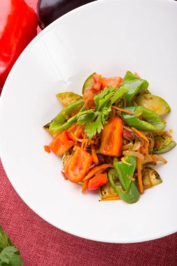 Karışık ızgara sebze salatası