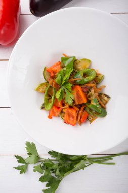 Karışık ızgara sebze salatası