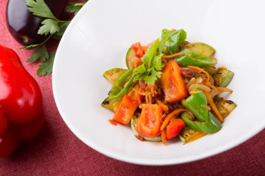 Karışık ızgara sebze salatası