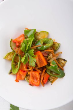 Karışık ızgara sebze salatası